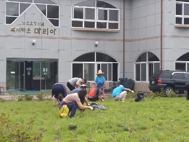 복지타운 마리아 노인요양원 잔디밭 가꾸기