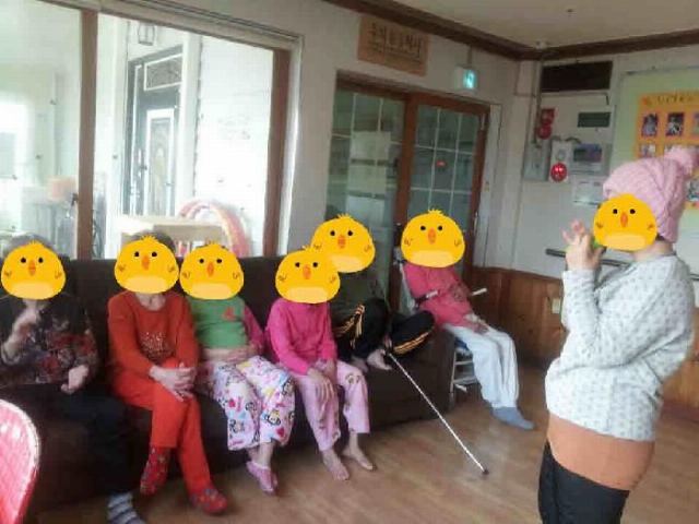 두리노인요양공동생활가정 봉사자들과 어르신들