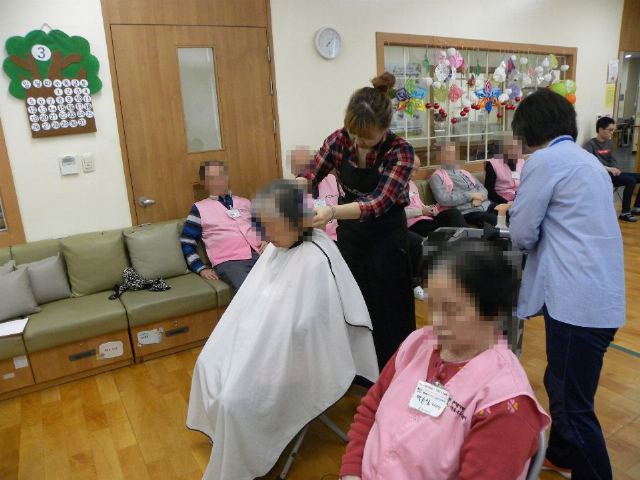 시립동부데이케어센터 3월 어르신 이미용 진행