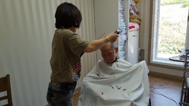 팔금천사의집 노인요양원 단정하고 예쁜 머리손질