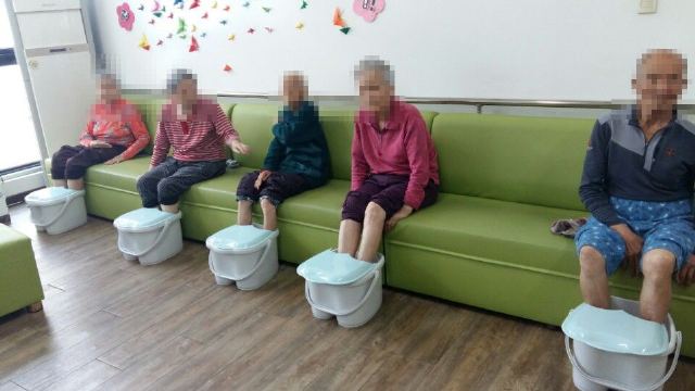 엠마오노인종합센터 어르신들 족욕시간