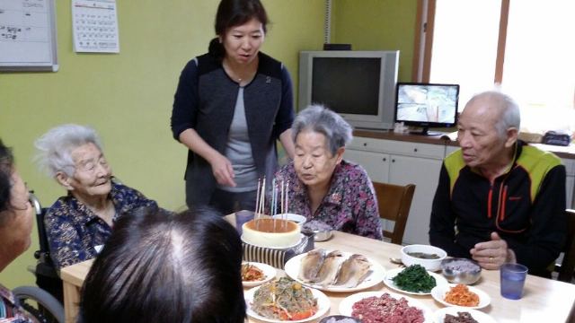 청룡사연꽃마을요양원 생신잔치