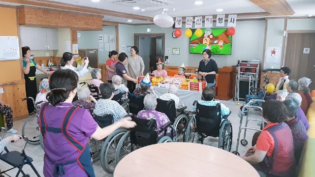 부모섬김전문요양원 가족지지프로그램(생신잔치)