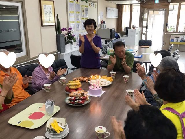 유경어르신종합복지센터 사회적응프로그램(생신잔치)