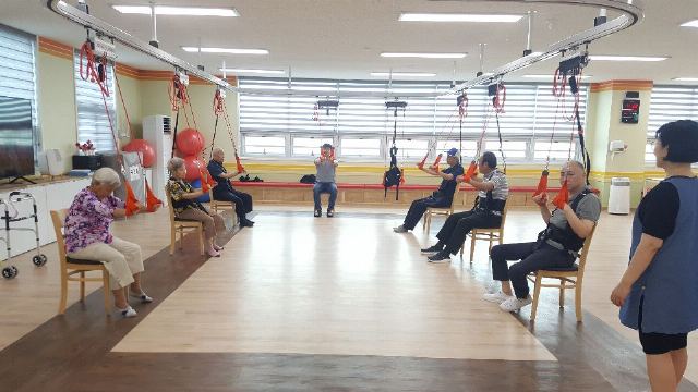 가장행복한재활 재가노인복지센터 재활운동 진행