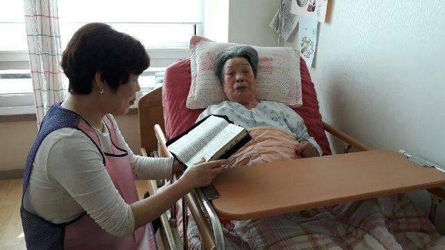 아름드리요양원 동화책 읽어주기