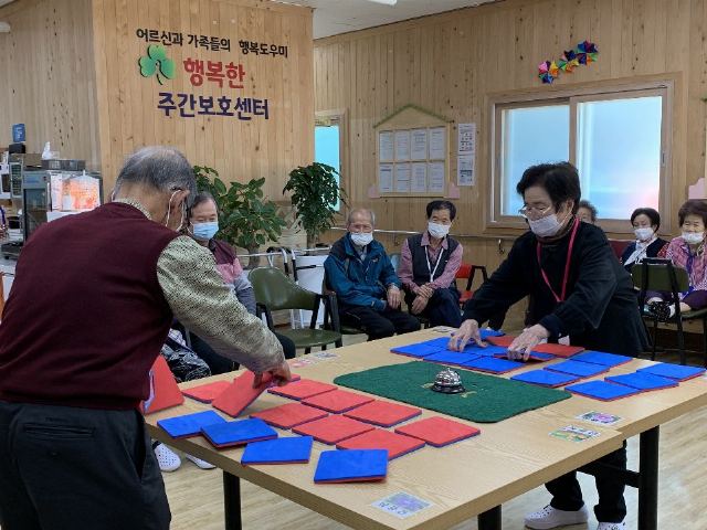 행복한노인복지센터 신체자극활동 - 색카드 뒤 ...