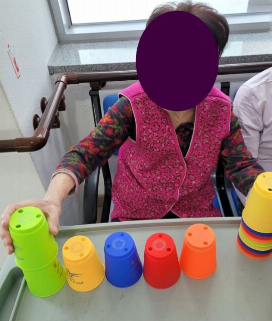 헤아림 요양원 색을 구분하여 컵 쌓아올리 ...