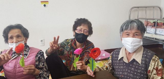 청람노인복지센터 장미꽃과 한 컷!!