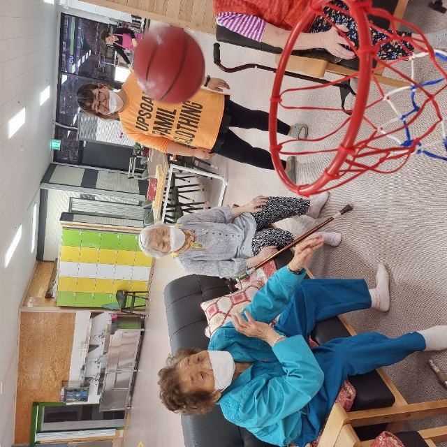 우리재가주간보호센터 농구하기