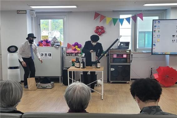 은선주간보호센터 마술공연2