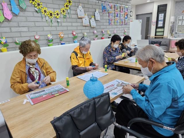 대현정주간보호센터 인지프로그램(한지 전등갓 ...