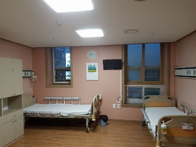 세일요양원 침실 내부 전경입니다.