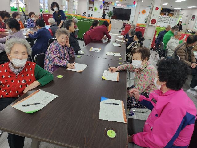 휴쉼터노인복지센터 맞춤형-스토리텔링