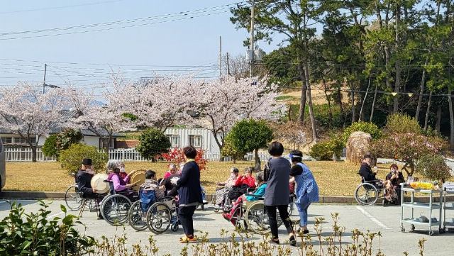청해요양원 어르신들 잠시 바람쐬러