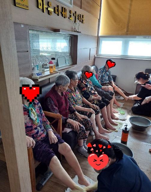 마음다해요양타운1 어르신 손.발 마사지