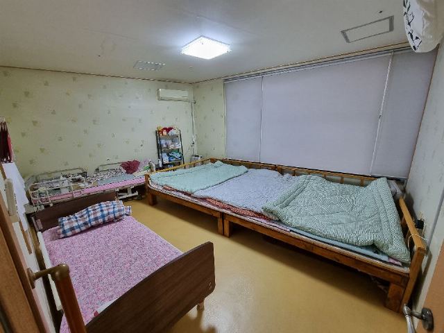 육성노인주간보호센터 여자어르신 휴게실