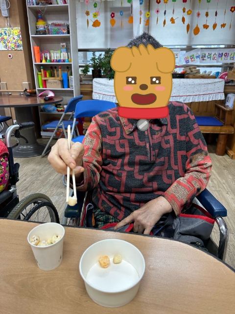 실버마을요양원 손가락 소근육운동 프로그램