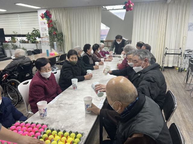 The쉼 어르신주야간보호센터 계란판돌리기