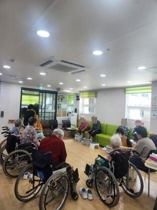 행복한 요양원 매주 토요일은 족욕하는날입 ...
