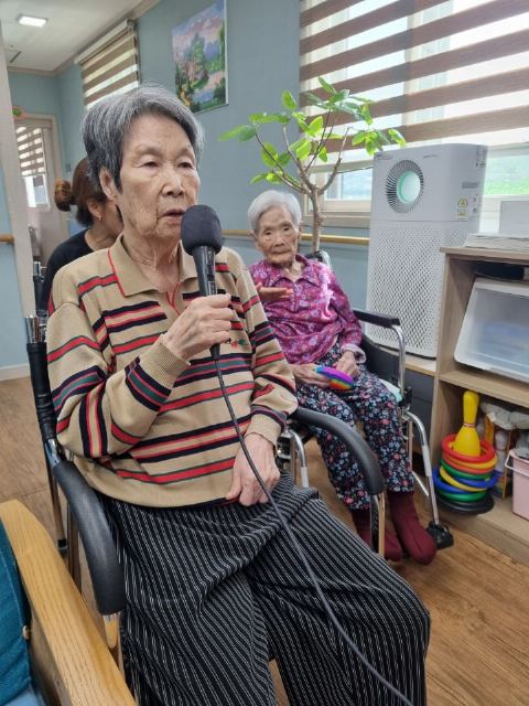 새벽별요양원 찬양부르기