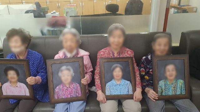 분당노인주간보호센터 어르신 사진 전달식