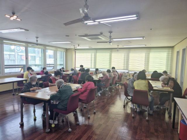 중산주간복지센터 인지활동 프로그램 시간입니 ...
