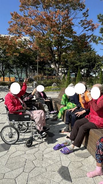 해뜨는요양원1 가을 산책