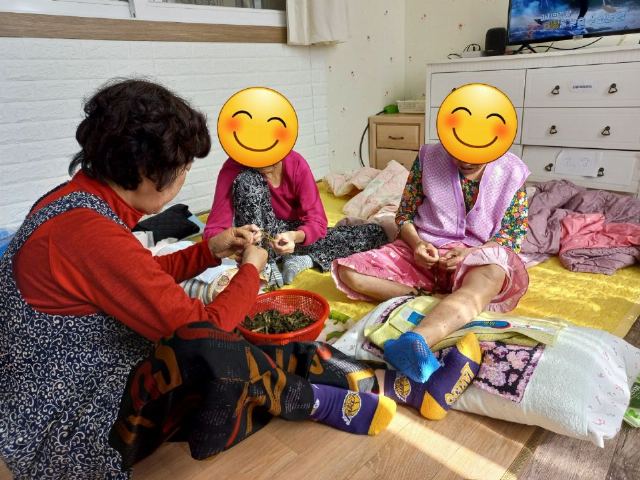 케어기빙노인요양원1호점 식재료 다듬기