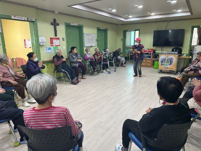 관심주간보호센터 웃음치료