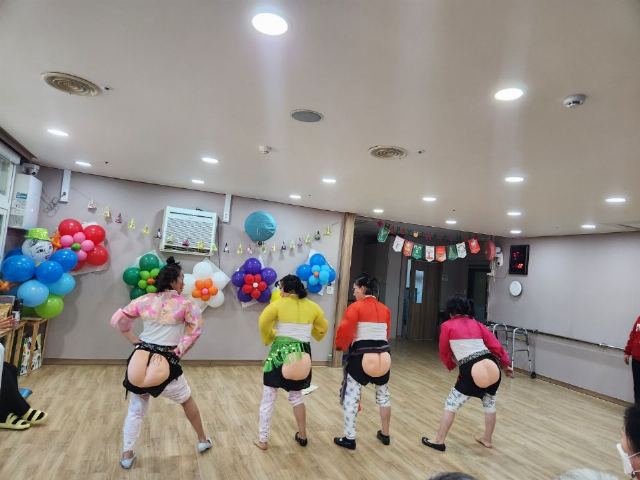 행복하우스 얼씨구~~씨구 들어 간다