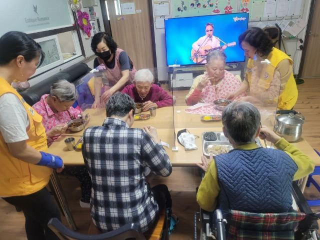 한울공동요양생활시설 오늘은 짜장데이~^^ 어르 ...