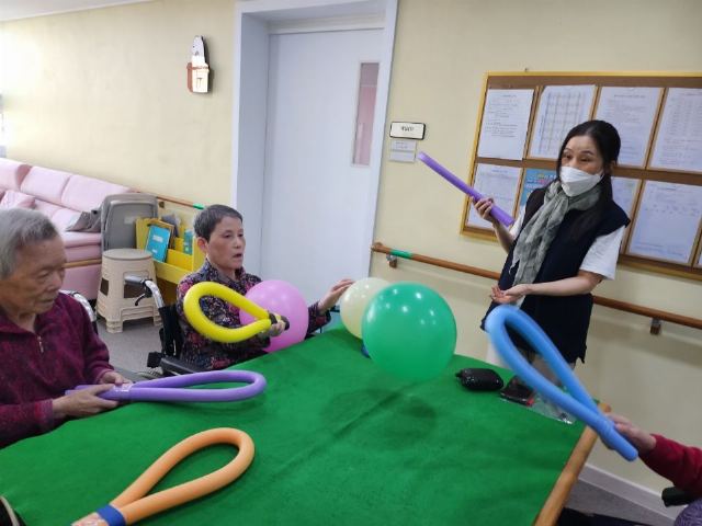 둥지요양원 공놀이 해요