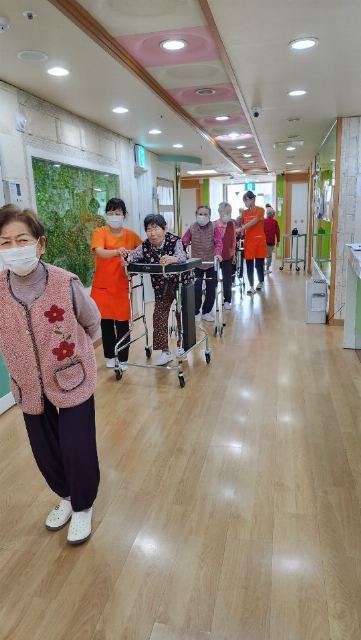 김해삼성요양원 오전 체력단련시간