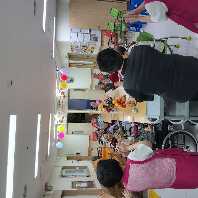 주은요양원 어버이날 행사(가족과함께)