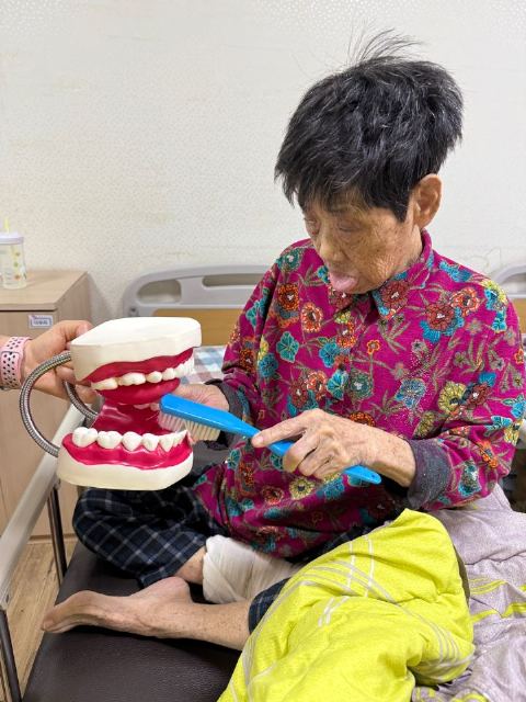 참조은요양원 어르신들 구강교육 실시