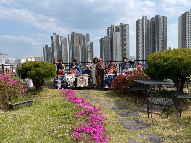 효성요양원 "옥상에서의 힐링 산책"