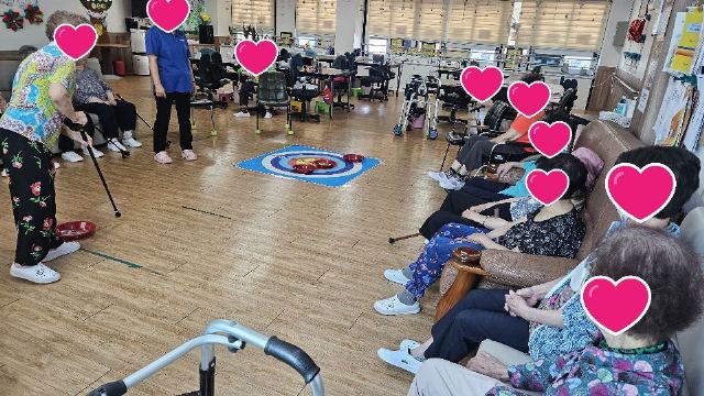 사랑재가주간보호센터 신체활동-다라이 컬링