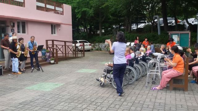 부곡온천요양원 야외 색소폰 연주회