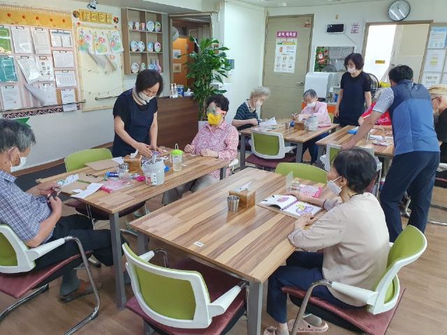 천사의집주간보호센터 프로그램활동-만들기(선글라 ...