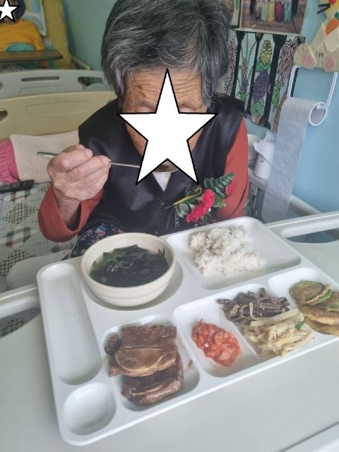 늘푸른 요양원 어르신 식사