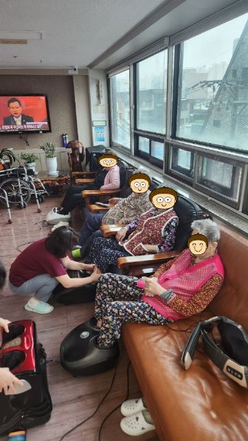 집으로요양원2 발 다리 마사지