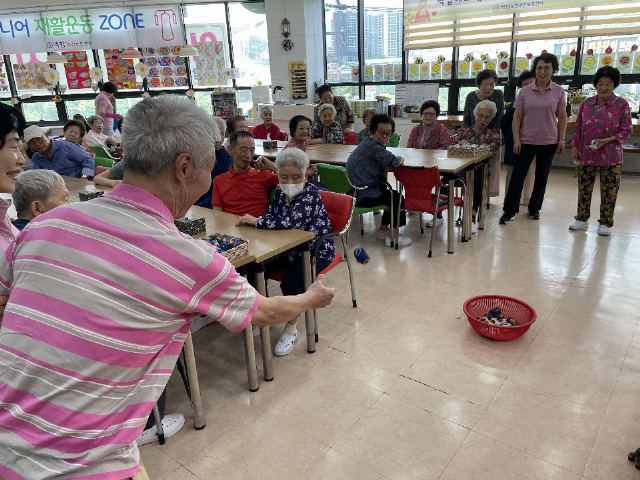 백합주간보호센터 *오재미던지기*
