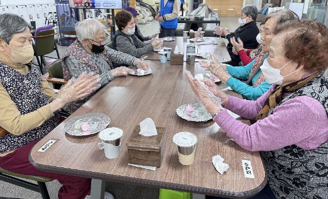 두꺼비노인주간보호센터 송편만들기