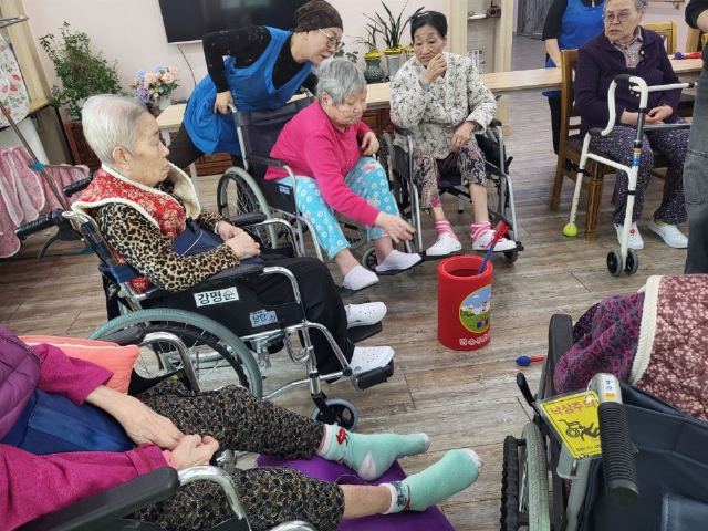 시온요양원 설날 투호놀이