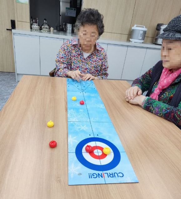 굿케어주야간보호센터 신체프로그램 - 컬링