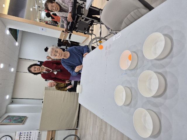 라온주간보호센터 탁구공 튕겨서 종이컵에 넣 ...