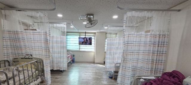 조은요양원 깨끗한 침실 커튼