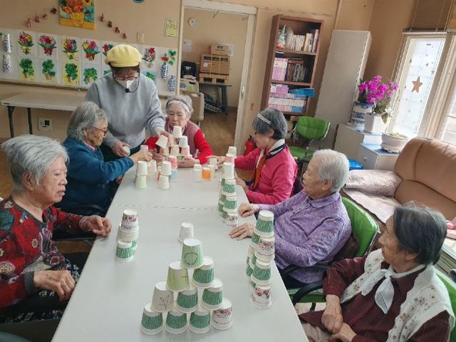 행복가득요양원 컵쌓기
