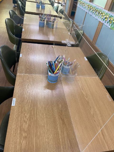 참조은실버케어센터 책상과 아크릴 십자형 비말 ...